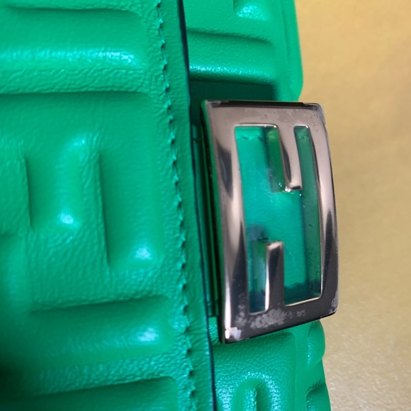 New Fendi WOC color green - Picture 7 of 10